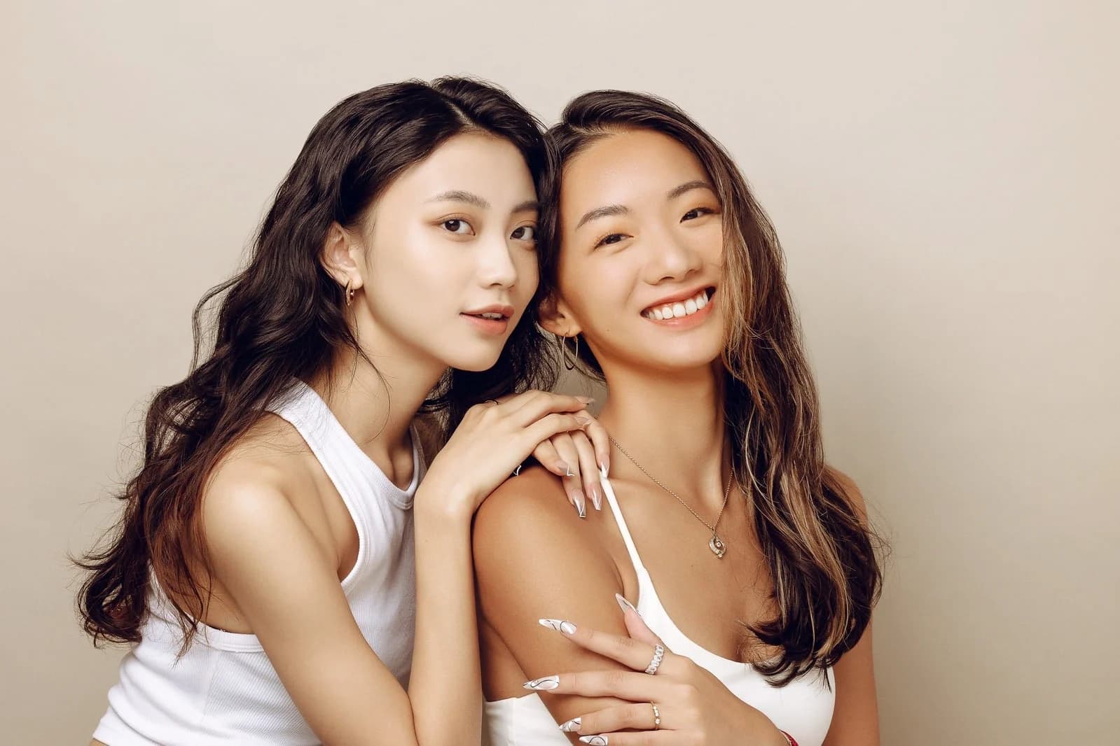 Beaubi 到府美容師與客戶相視而笑,展現放鬆自然的服務氛圍